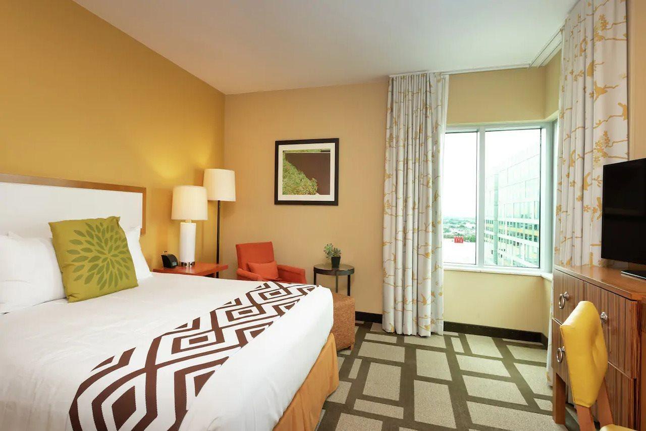 Hotel Embassy - Downtown Houston