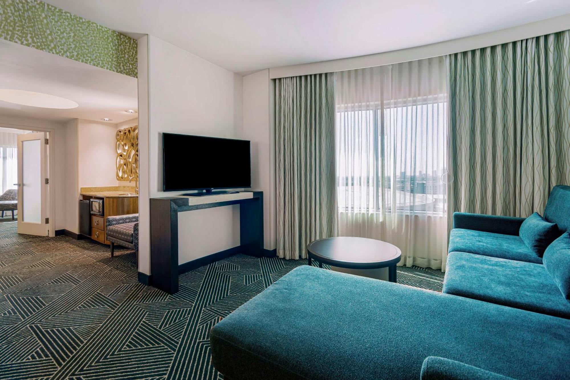 Embassy - Downtown Hotel