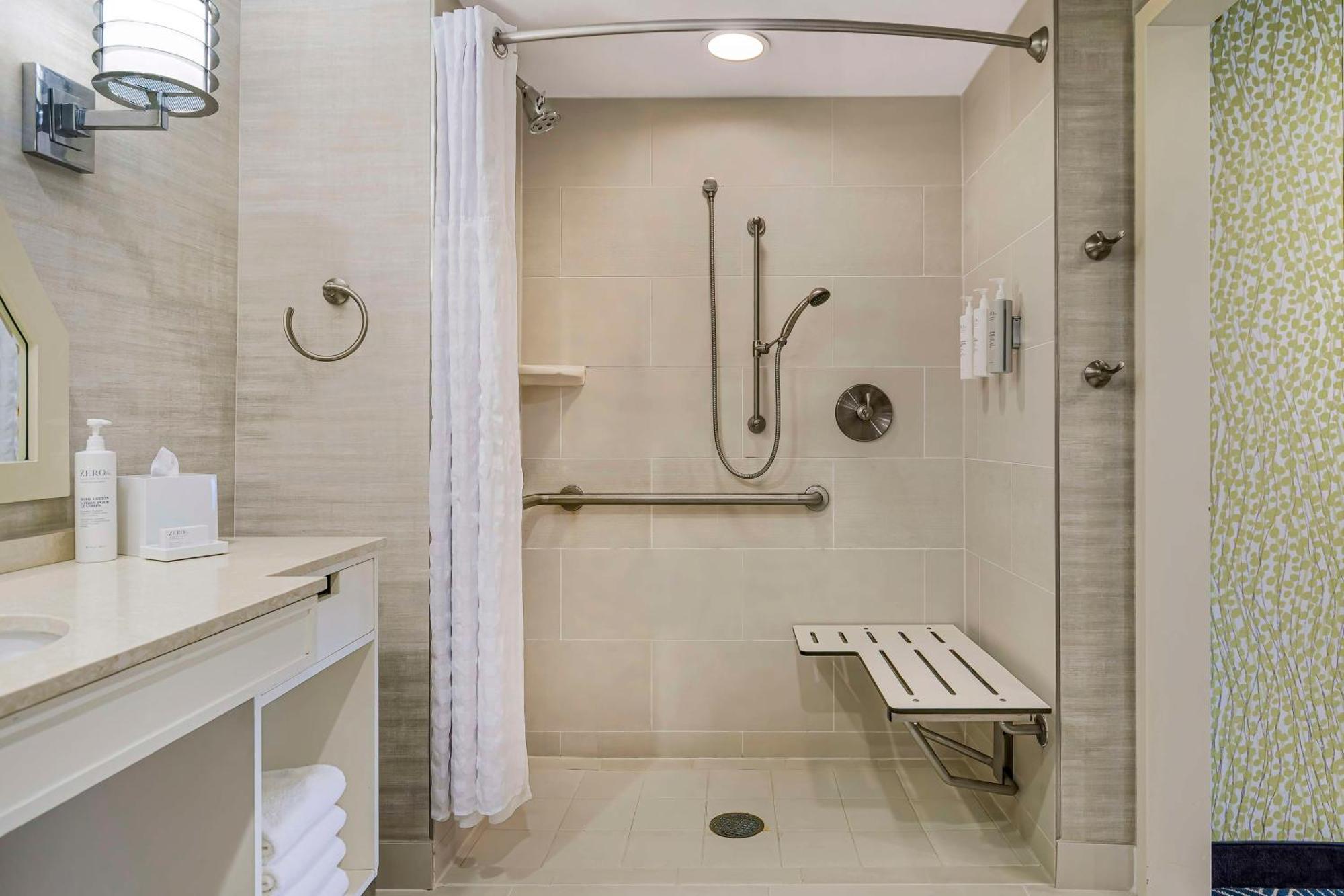 Embassy - Downtown 4*