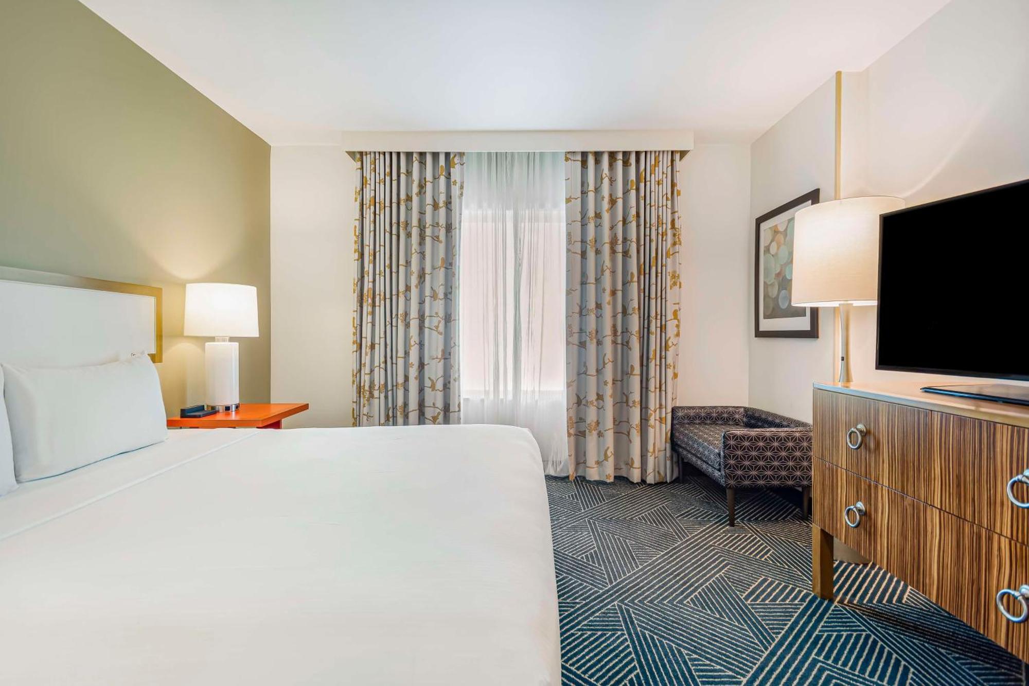 Embassy - Downtown Hotel