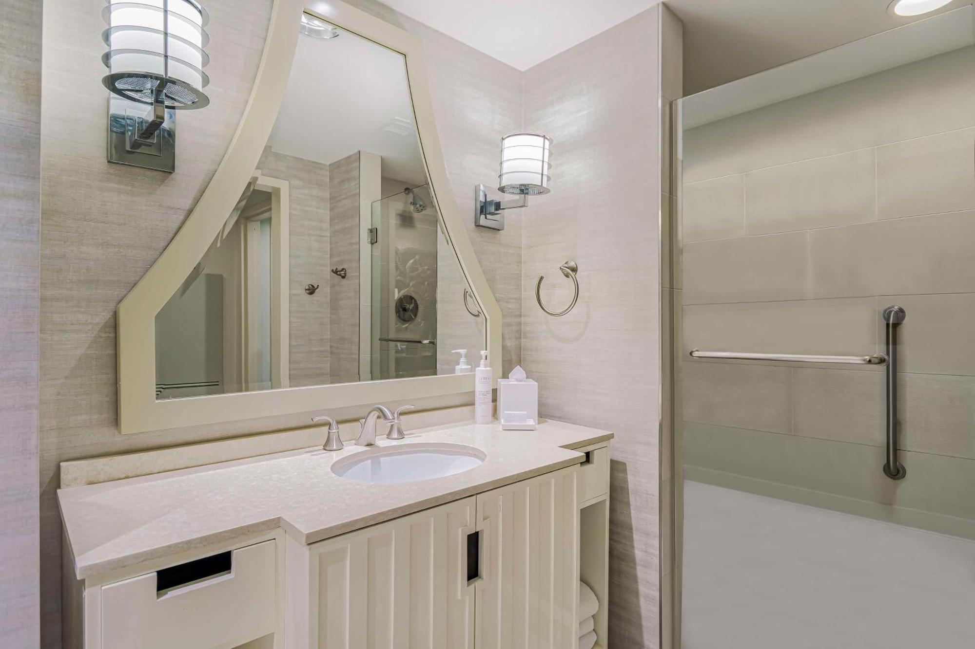 Embassy - Downtown 4*
