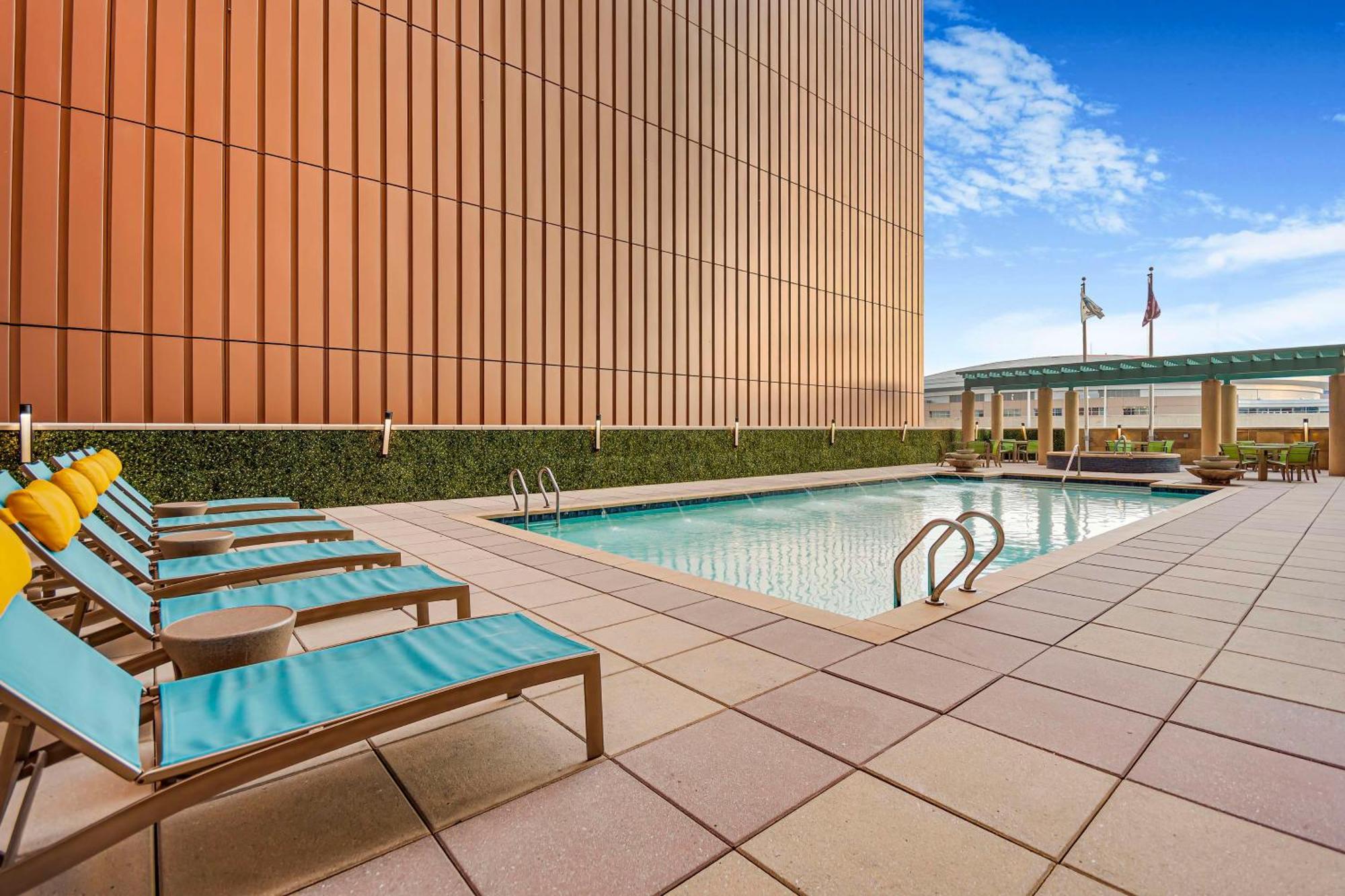 Embassy - Downtown 4*