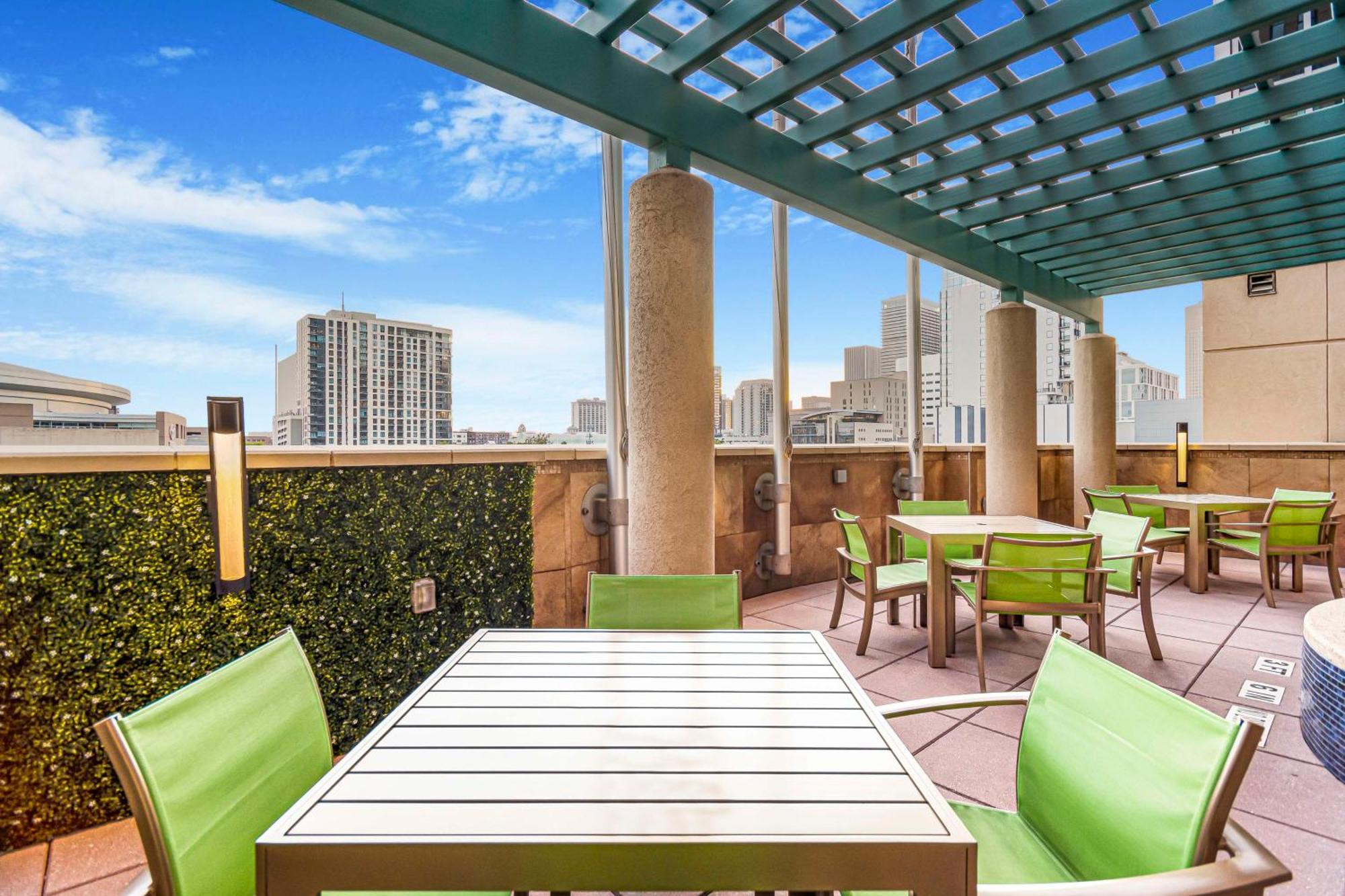 Hotel Embassy - Downtown Houston