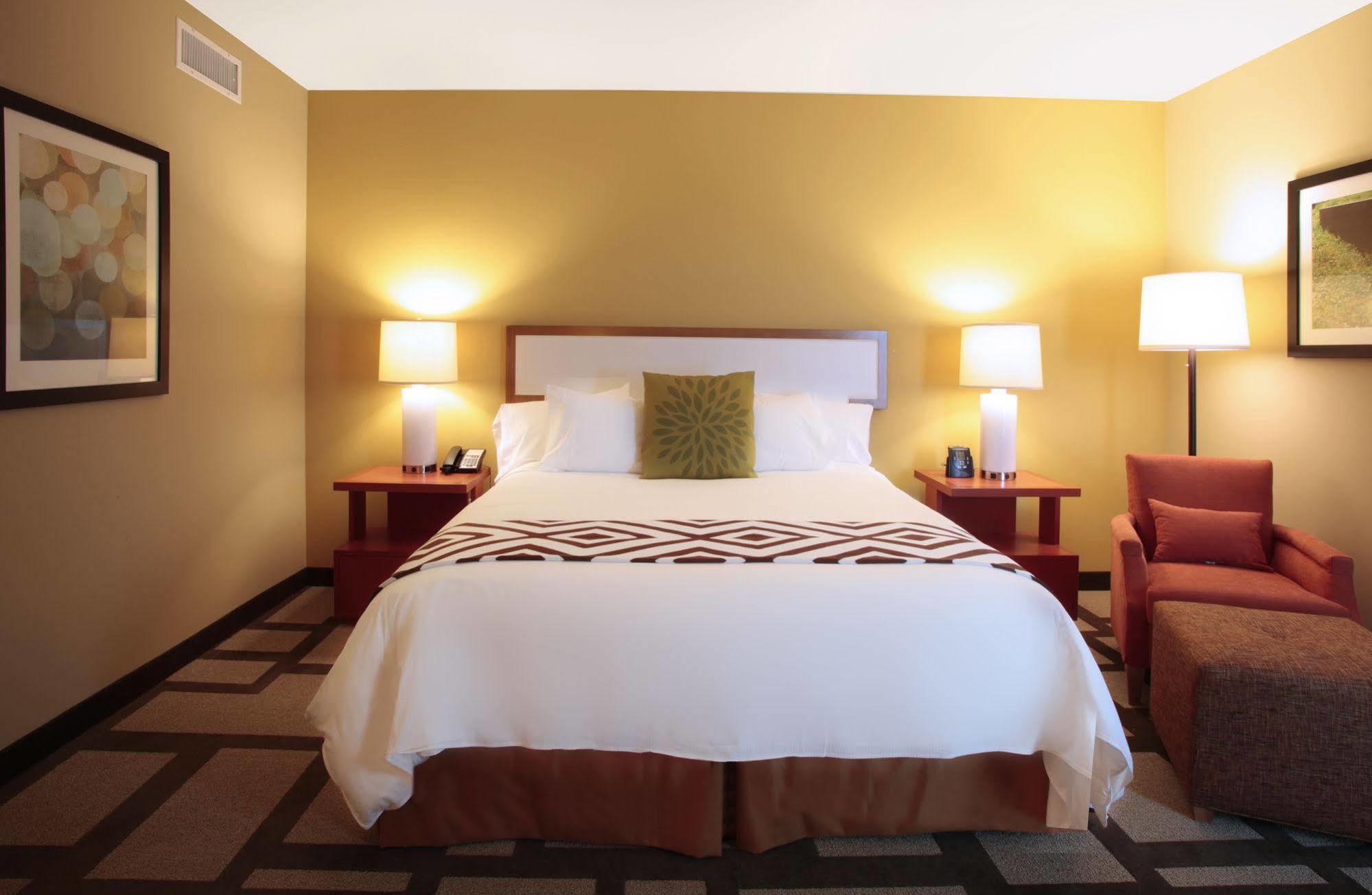 Embassy - Downtown 4*